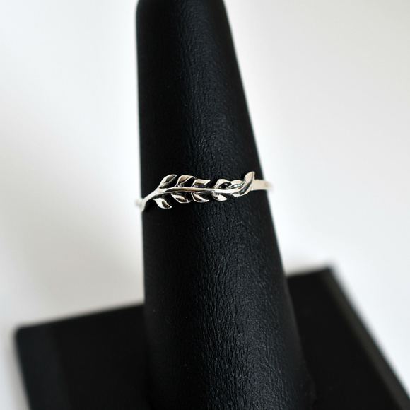 NWT- Sterling 925 Dainty Leaves Ring - Picture 2 of 4